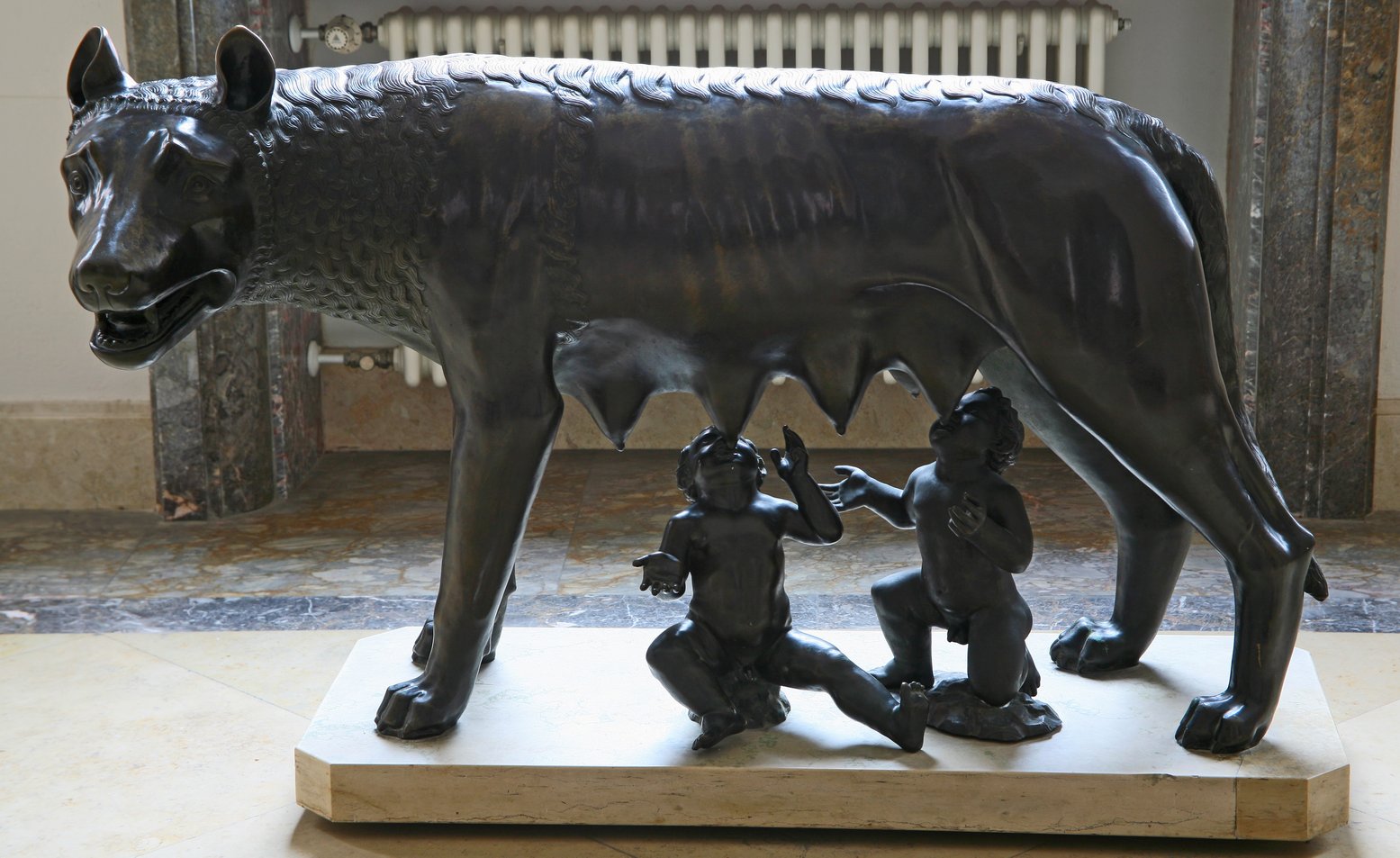 La Lupa Con Romolo E Remo Lupa capitolina lupa con Romolo e Remo scultura, 1900 - 1950